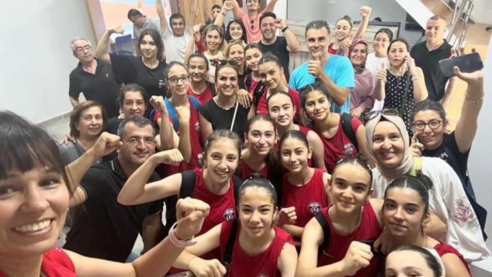 Kayseri Voleybol Kulübü midi takımı son 16’ya kaldı